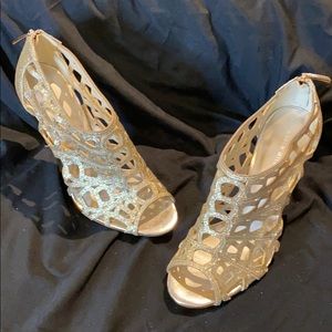 Karen Mullen Glotterbis gold pump